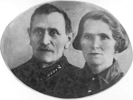 Прадед Егор и прабабушка Нина Студенниковы, дата неизвестна