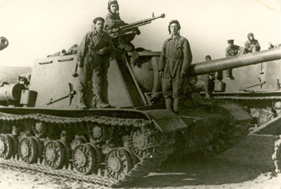 Владилен Бабушкин (крайний слева) на танке с однополчанами