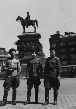  Владилен Бабушкин с однолполчанами, 1945 год, г. София, Болгария