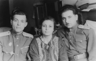 Владилен Бабушкин с мамой Розой и другом Володей Порешных, 1946 год, г. Москва