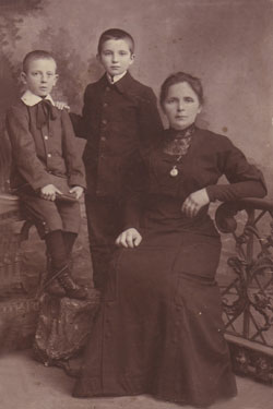 Басшева Бабушкина с сыновьями Исааком (сидит) и Натаном