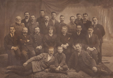 Исаак Бабушкин среди работников строительной конторы, г. Новомосковск, 1916 год
