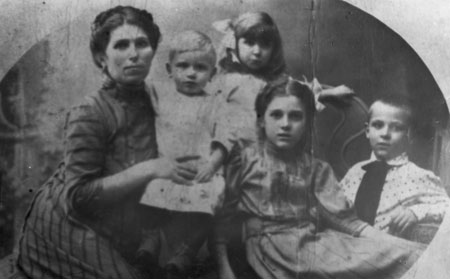 Прабабушка Нина со старшими детьми: сидят Мария и Александр, стоит Ульяна, на руках прабабушки — Анатолий. 1912-1914 годы.