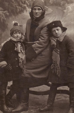 Мария Георгиевна Сорокина с детьми Светланой и Юрой