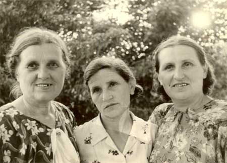 Бабушка Маша с сестрами Ульяной и Валентиной 